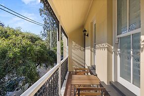 Beautiful Terrace Home With Courtyard