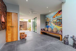5BR Villa Waterfall Pool Movie Room V257
