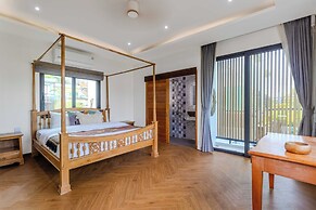5BR Villa Waterfall Pool Movie Room V257