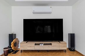 5BR Villa Waterfall Pool Movie Room V257