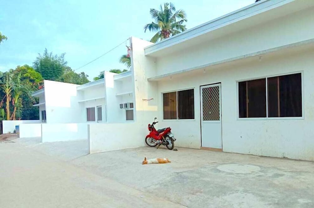 3 x 2BR each good for 12pax 3km to beach