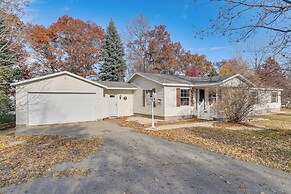 8 Mi to Dtwn Rochester: Peaceful Home w/ Deck!