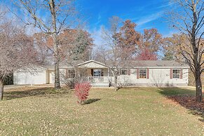 8 Mi to Dtwn Rochester: Peaceful Home w/ Deck!