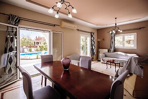 Rahes Villa With Private Swimming Pool