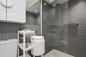Bright South Yarra Flat With Balcony