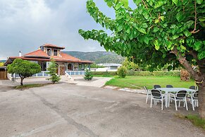 Villa Psani Beachfront Escape With Garden