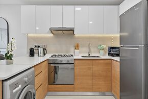 Radiant Boulevard by DVH Luxe Retreats