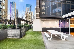 Modern City Views Escape With Gym Access