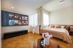 Baihong Riverview Drone Show Apartment