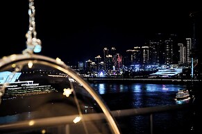 Baihong Riverview Drone Show Apartment