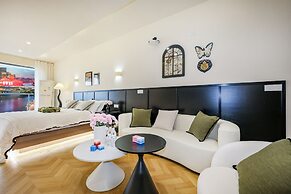 Baihong Riverview Drone Show Apartment