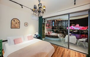 Baihong Riverview Drone Show Apartment