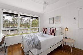 Relaxed Bayside Stay With Outdoor Space