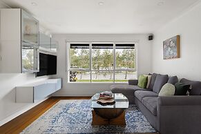 Relaxed Bayside Stay With Outdoor Space