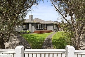 Relaxed Bayside Stay With Outdoor Space