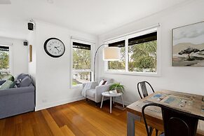 Relaxed Bayside Stay With Outdoor Space