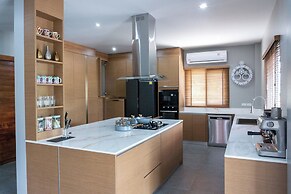 4BR Villa Ideal for Groups Families V262
