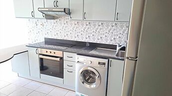 Spacious 2 bedroom Apt Near Marina Tram