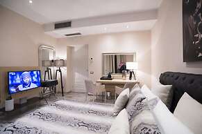 Colonna 18 Apartment by Ghor