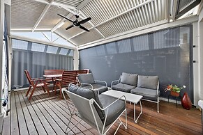 3-bedroom Escape With Outdoor Living Area