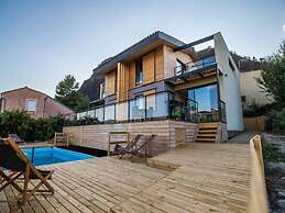Mountain-view Eco-friendly Cottage