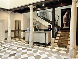 Apartamentos Puerta Elvira Suites 3000