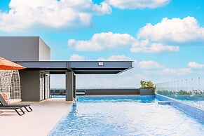 LUX 1 BDR OCEAN VIEW 1 BLOCK TO BEACH