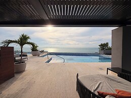 LUX 1 BDR OCEAN VIEW 1 BLOCK TO BEACH