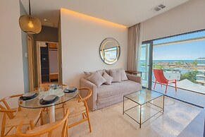 LUX 1 BDR OCEAN VIEW 1 BLOCK TO BEACH