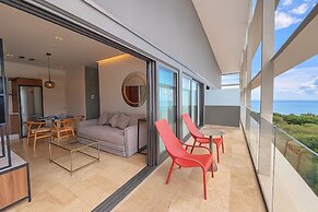 LUX 1 BDR OCEAN VIEW 1 BLOCK TO BEACH