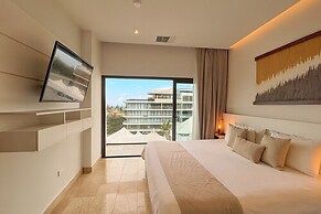 LUX 1 BDR OCEAN VIEW 1 BLOCK TO BEACH