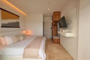 LUX 1 BDR OCEAN VIEW 1 BLOCK TO BEACH