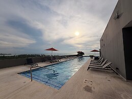 LUX 1 BDR OCEAN VIEW 1 BLOCK TO BEACH