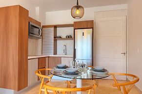 LUX 1 BDR OCEAN VIEW 1 BLOCK TO BEACH