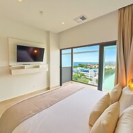 LUX 1 BDR OCEAN VIEW 1 BLOCK TO BEACH