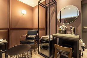 AVENUE S HOTEL