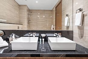 Luxury Suite Canal Views Infinity Pool