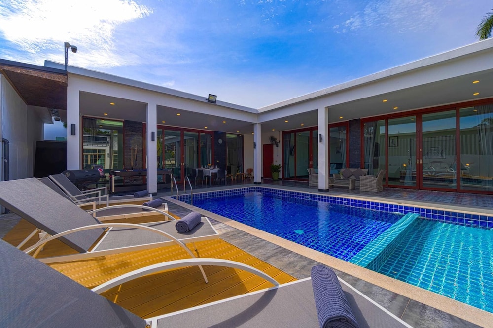 Beautiful 4-Bedroom Pool Villa BL9