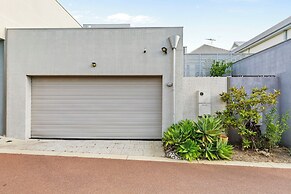 Walk to Beach Coastal Home in Coogee