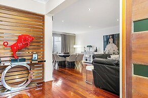Walk to Beach Coastal Home in Coogee
