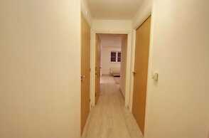 2 Double Bed Flat, En-suite, Top Floor, With Private Parking