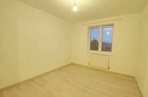 2 Double Bed Flat, En-suite, Top Floor, With Private Parking