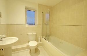 2 Double Bed Flat, En-suite, Top Floor, With Private Parking