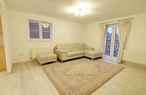 2 Double Bed Flat, En-suite, Top Floor, With Private Parking