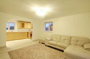 2 Double Bed Flat, En-suite, Top Floor, With Private Parking