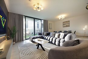 Luxurious 4BR Villa with Private Garden