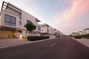 Luxurious 4BR Villa with Private Garden