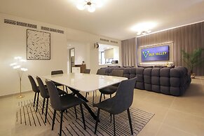Luxurious 4BR Villa with Private Garden