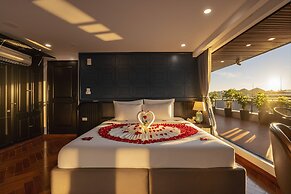 Aqua Luxury Cruise