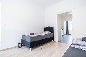 Cozy Budget 2BR Apartment Vienna